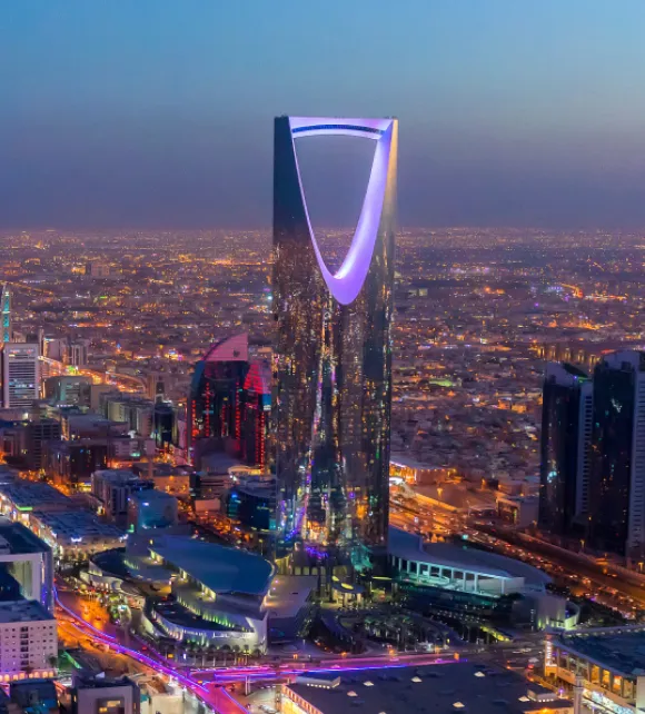 منظر ليلي لمدينة الرياض في المملكة العربية السعودية، يظهر برج المملكة